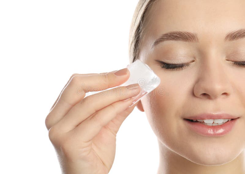 年轻女子在白色背景下拿着冰块 免版税图库摄影